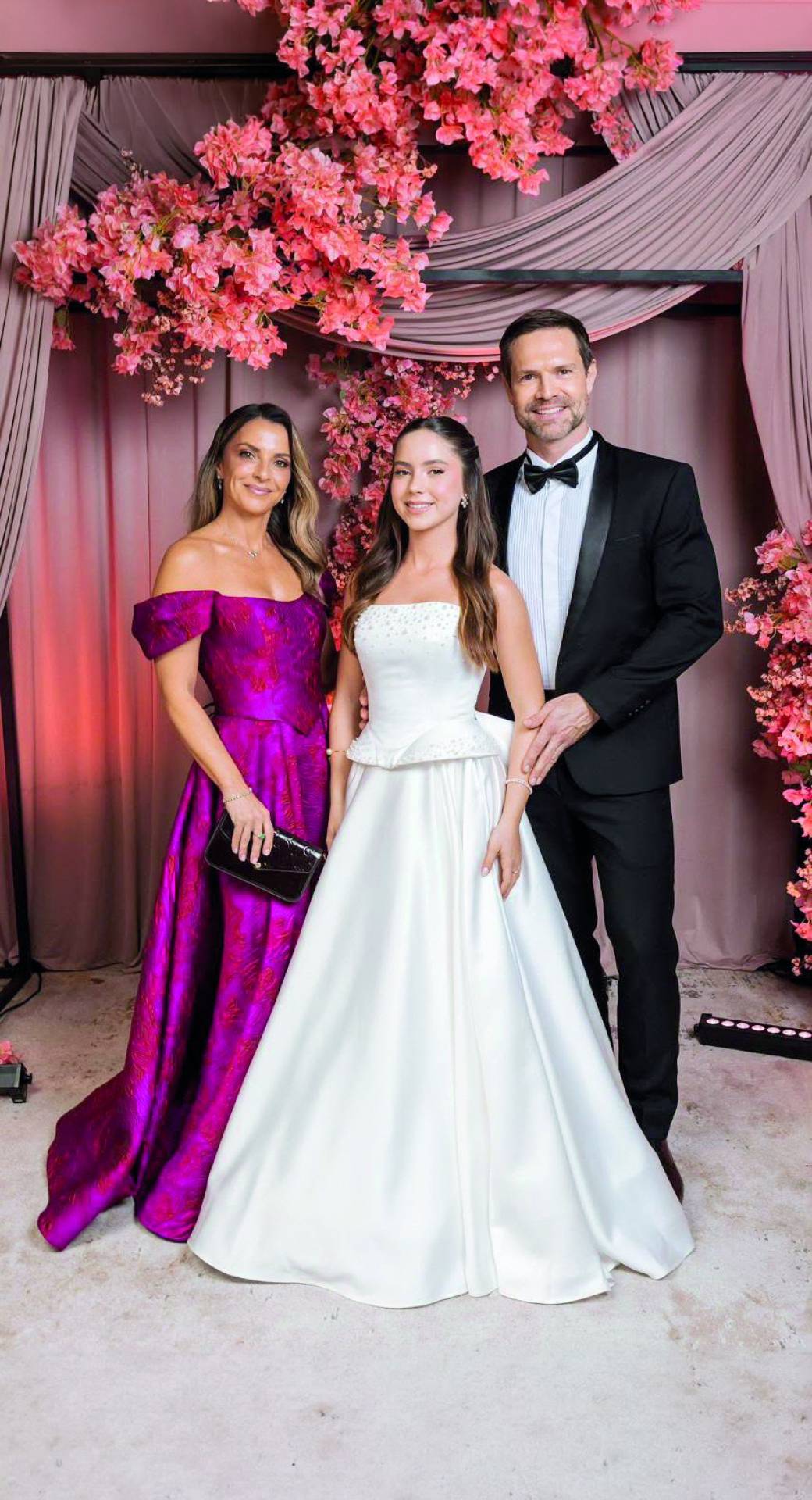 FAMÍLIAS BENVENUTI E OLIVEIRA FESTEJAM O DEBUT DE ISABELA, HERDEIRA DO CASAL JULIANA E DO DERMATOLOGISTA DR. FELIPE BENVENUTI