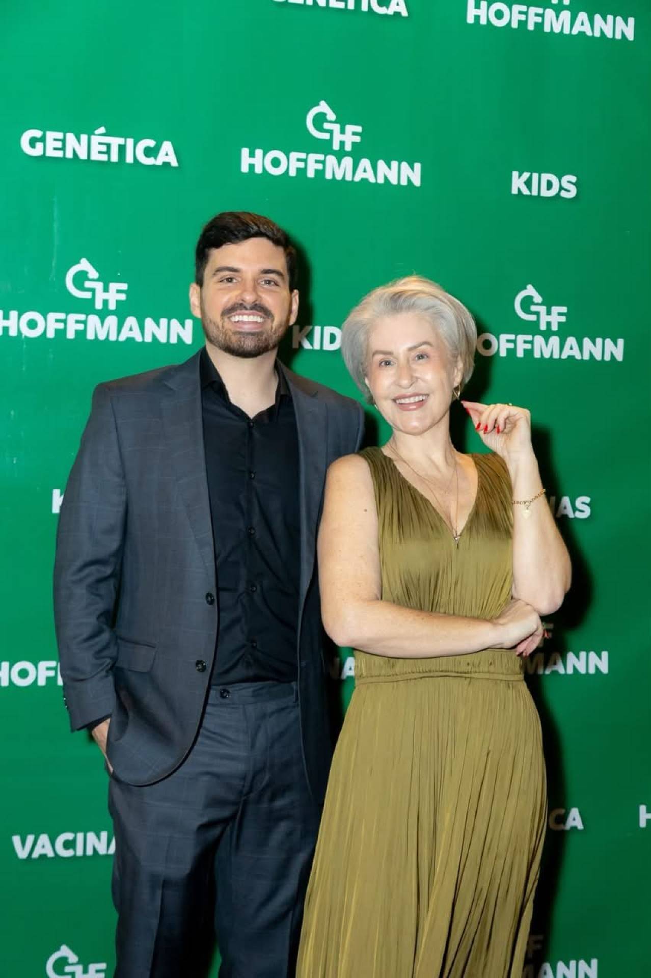 A REDE DE LABORATÓRIOS HOFFMANN CHEGA A BALNEÁRIO CAMBORIÚ, INSTALADA NA RUA PERU, BAIRRO DAS NAÇÕES, COM FESTA PARA MUITOS CONVIDADOS, ENTRE ELES AUTORIDADES E POLÍTICOS CATARINENSES