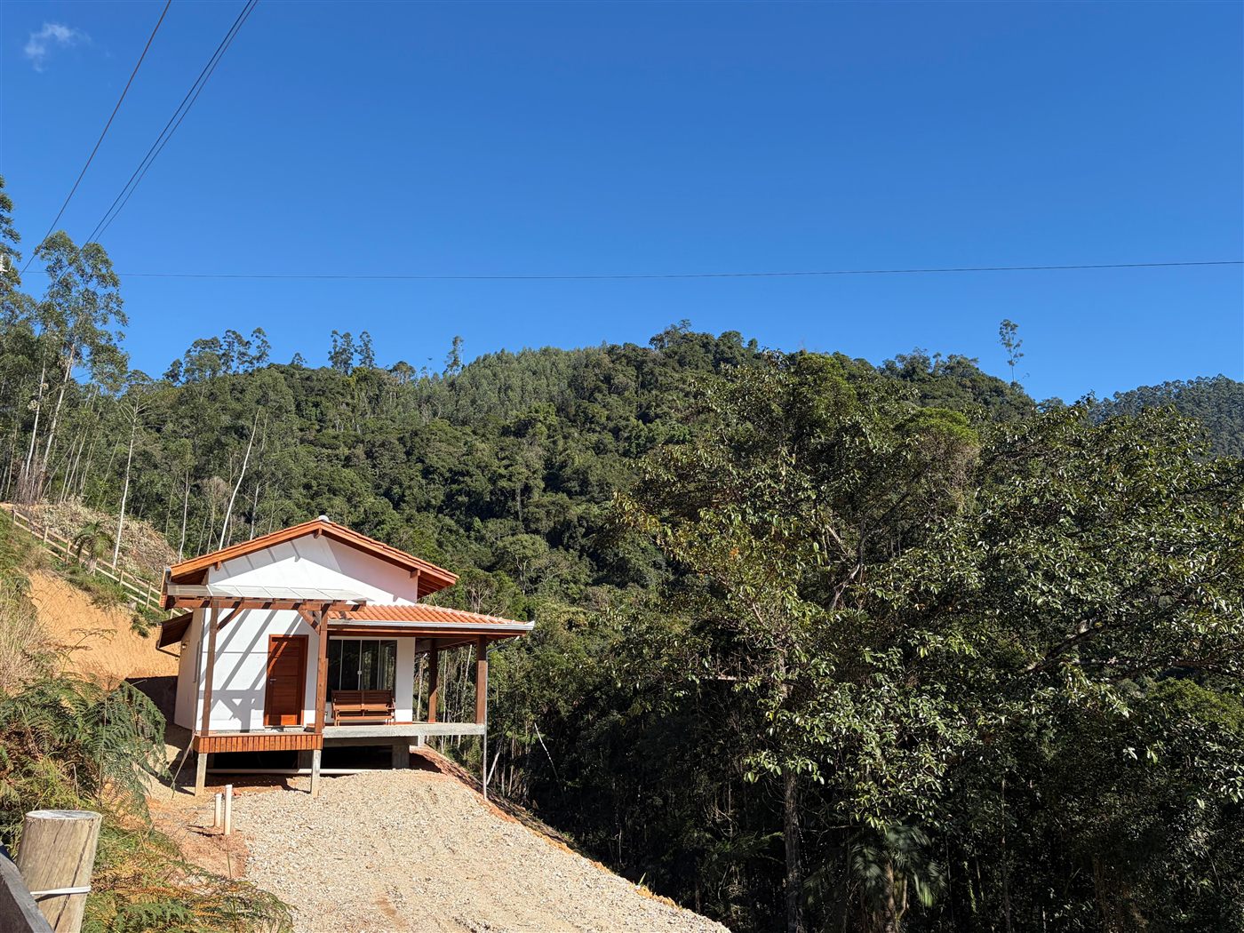 Casa da chácara com mata preservada ao fundo