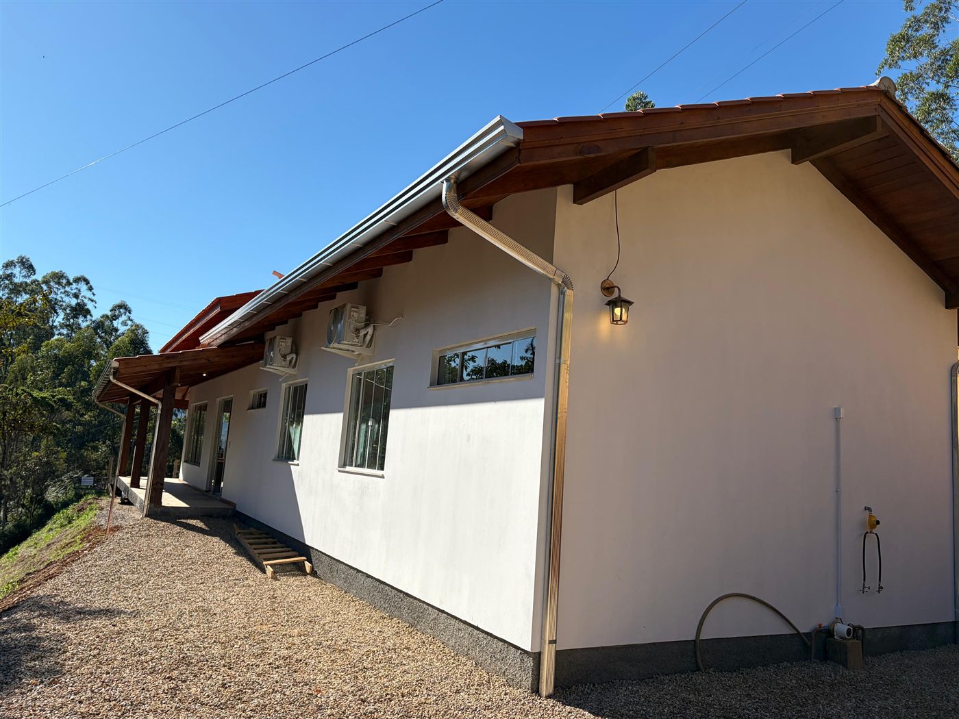 Acabamento externo da casa com ar-condicionado instalado